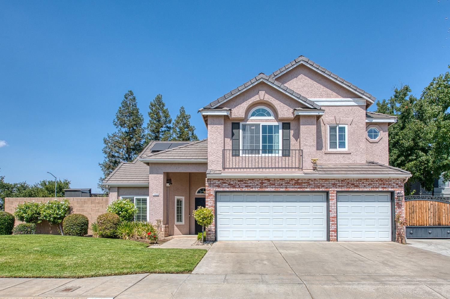 1323 Oak Ave