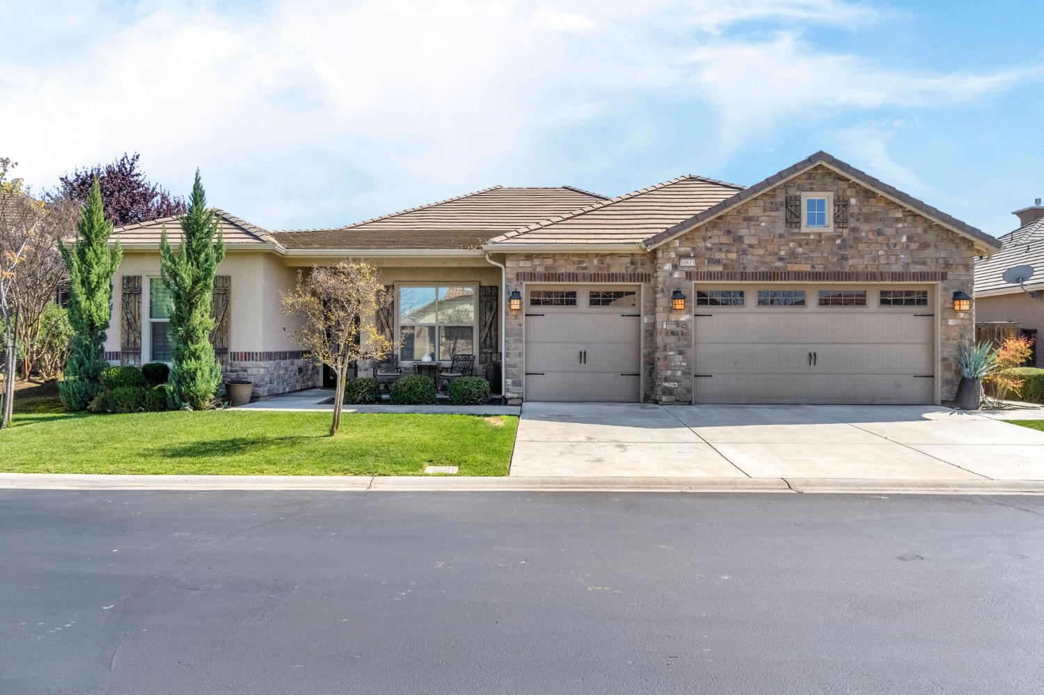 10819 E Fountain View