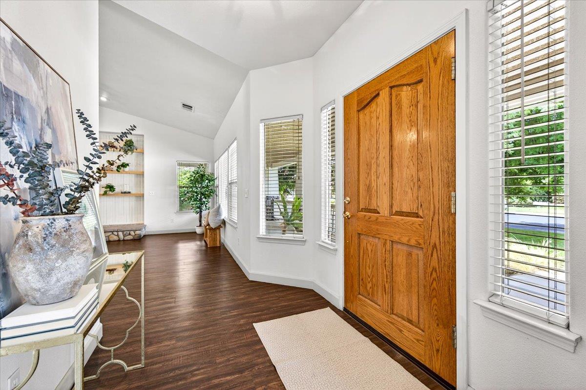 1528 S Exeter Ct, Visalia, CA 93292