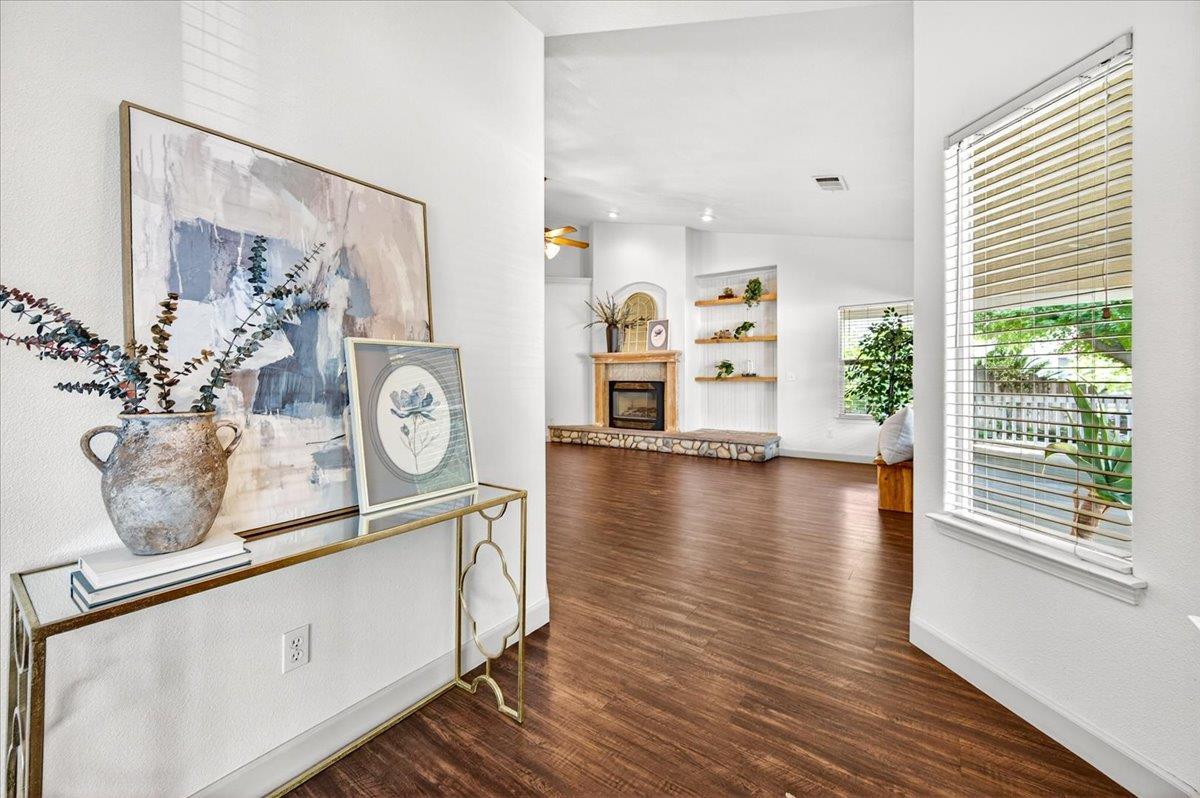 1528 S Exeter Ct, Visalia, CA 93292