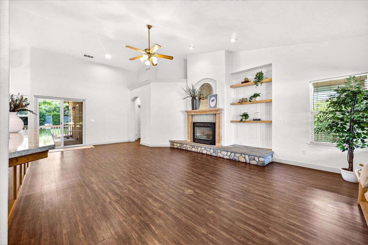 1528 S Exeter Ct, Visalia, CA 93292