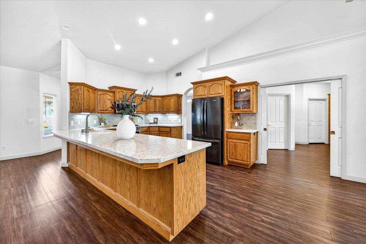 1528 S Exeter Ct, Visalia, CA 93292