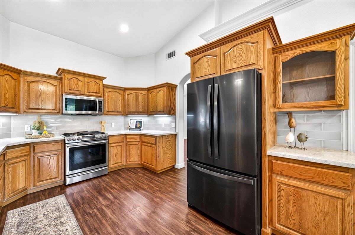 1528 S Exeter Ct, Visalia, CA 93292