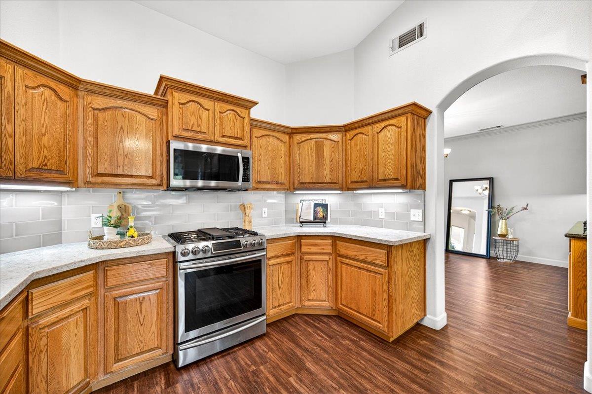 1528 S Exeter Ct, Visalia, CA 93292