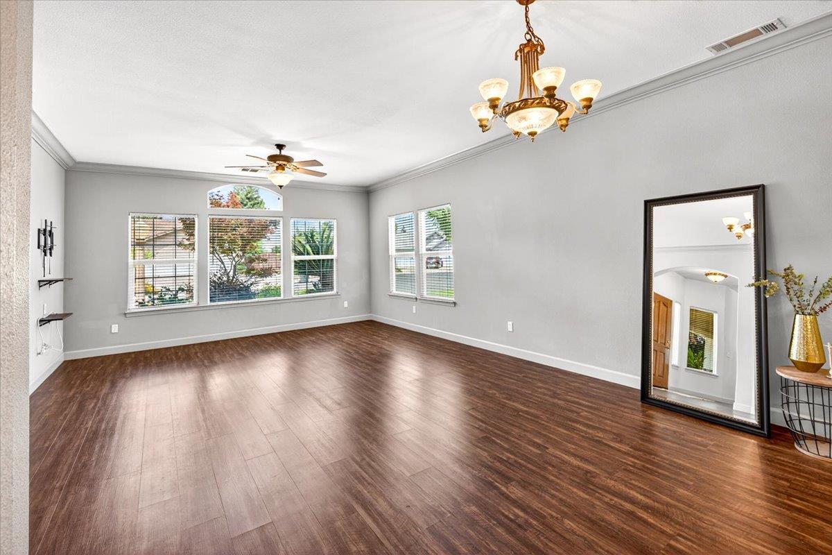 1528 S Exeter Ct, Visalia, CA 93292