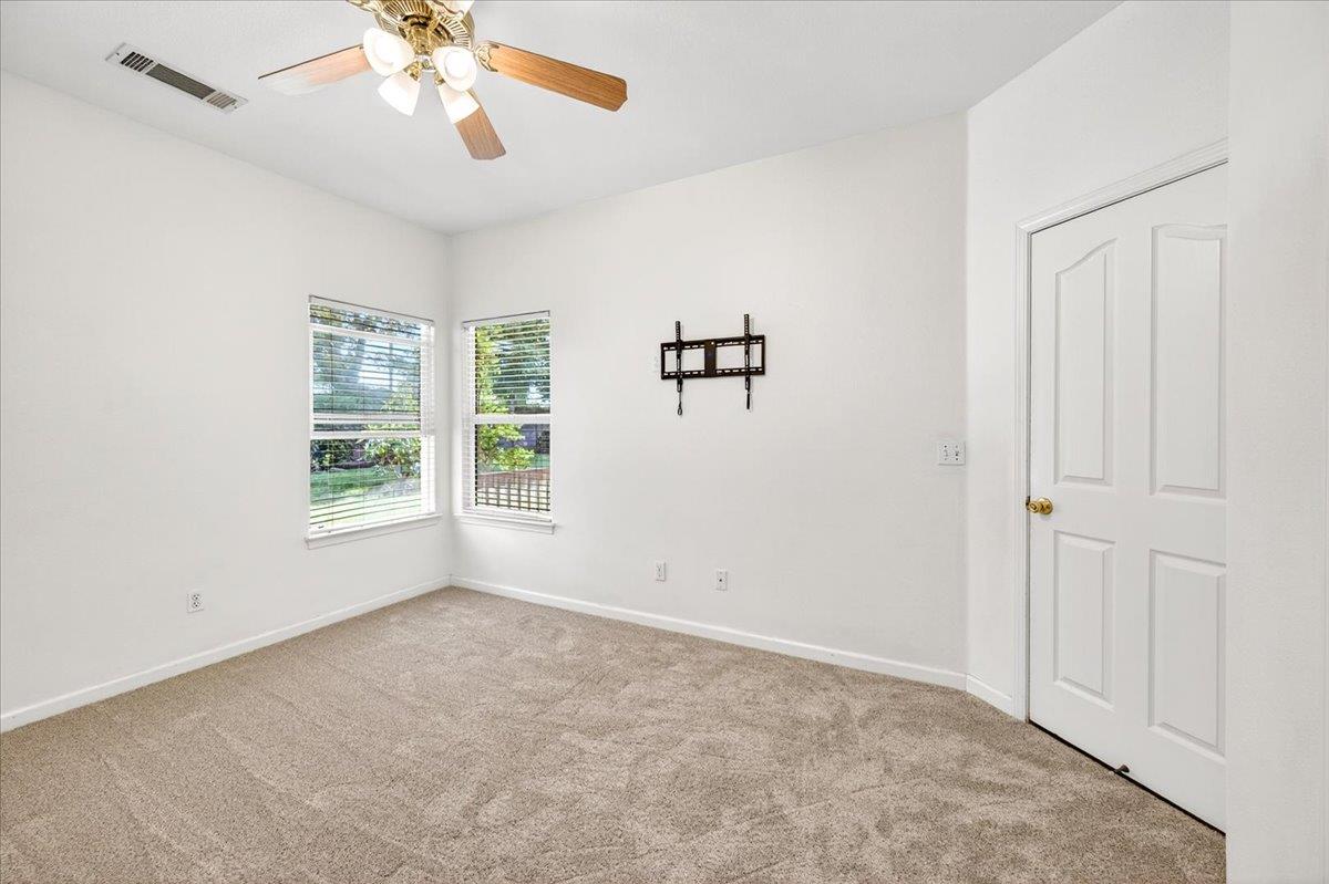 1528 S Exeter Ct, Visalia, CA 93292