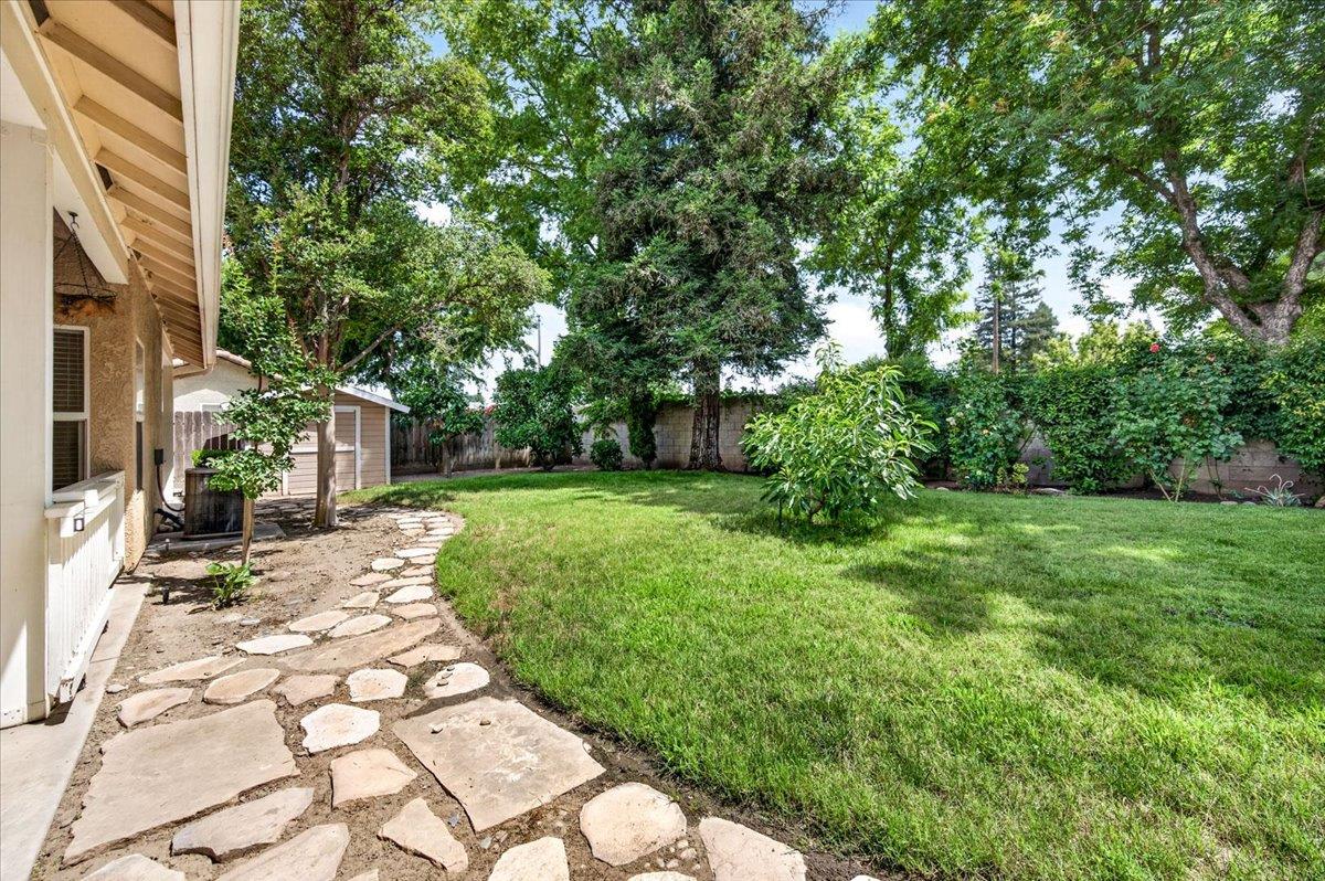 1528 S Exeter Ct, Visalia, CA 93292