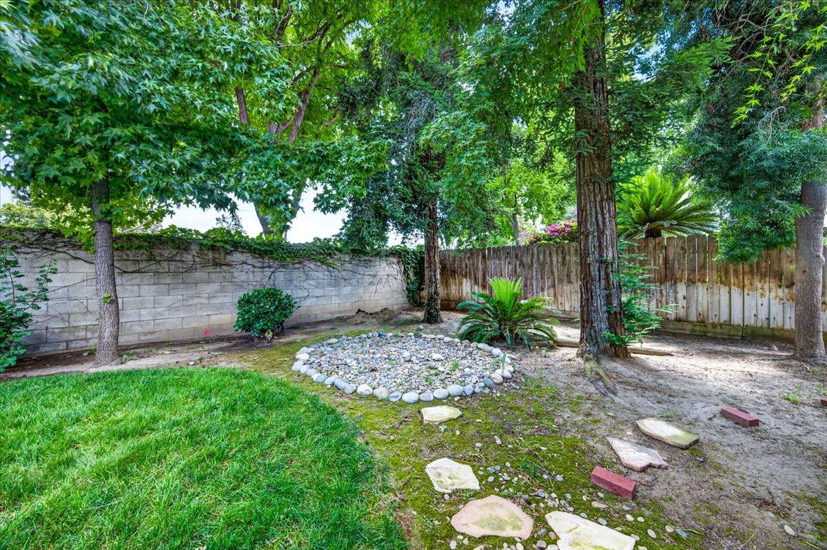 1528 S Exeter Ct, Visalia, CA 93292