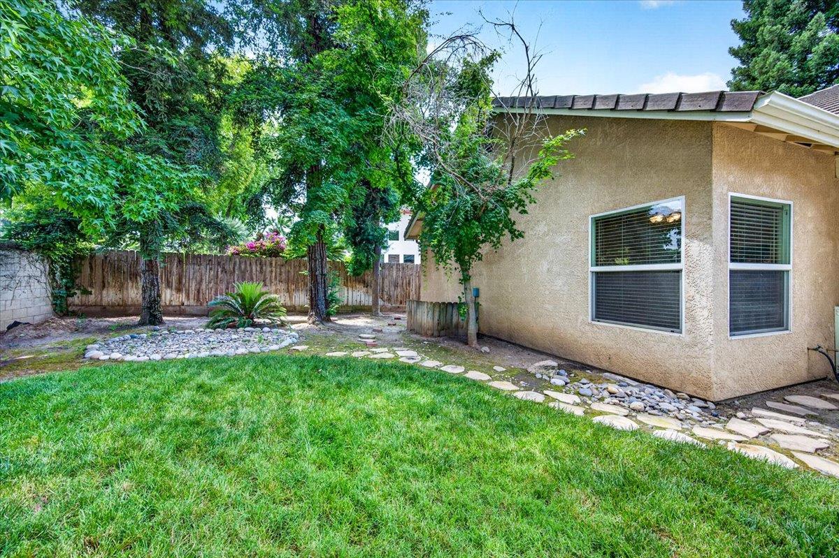 1528 S Exeter Ct, Visalia, CA 93292