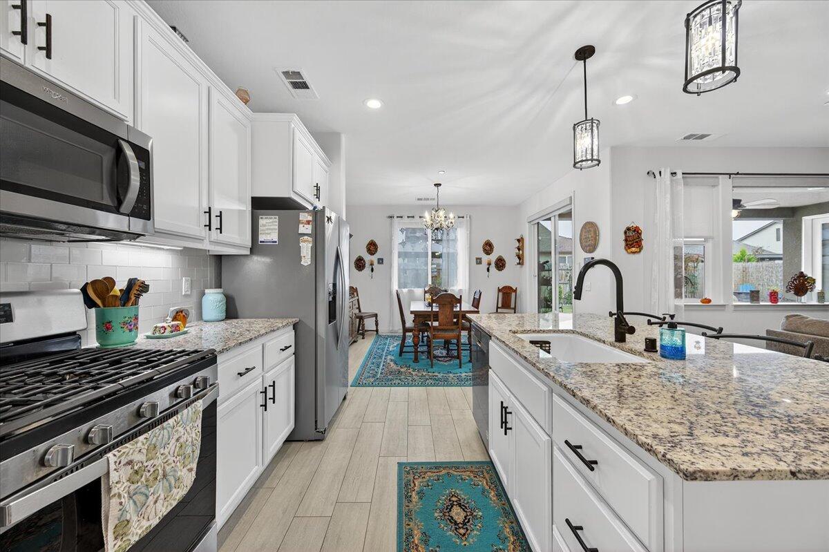 2241 E Monte Verde Ct, Visalia, CA 93292