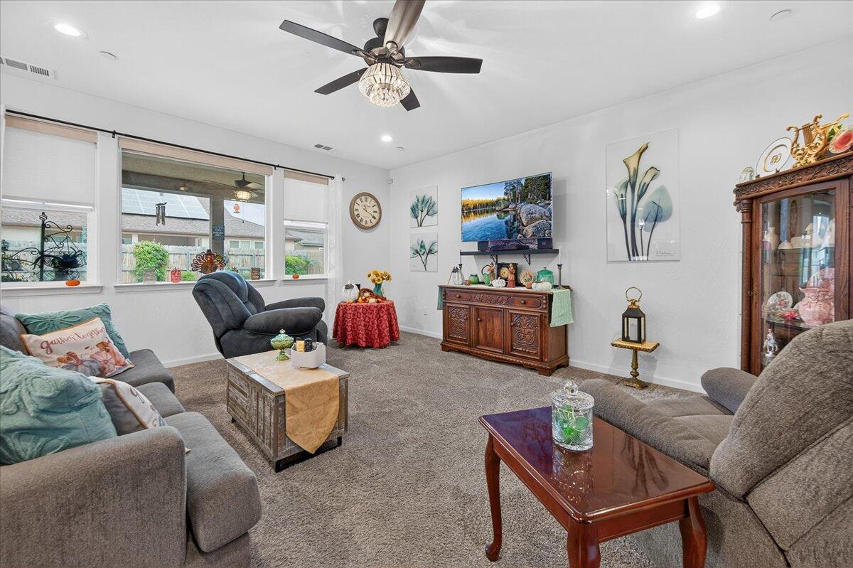 2241 E Monte Verde Ct, Visalia, CA 93292