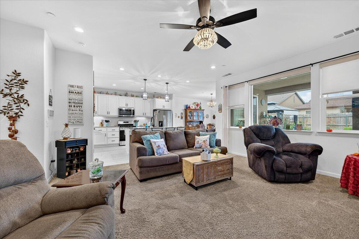 2241 E Monte Verde Ct, Visalia, CA 93292