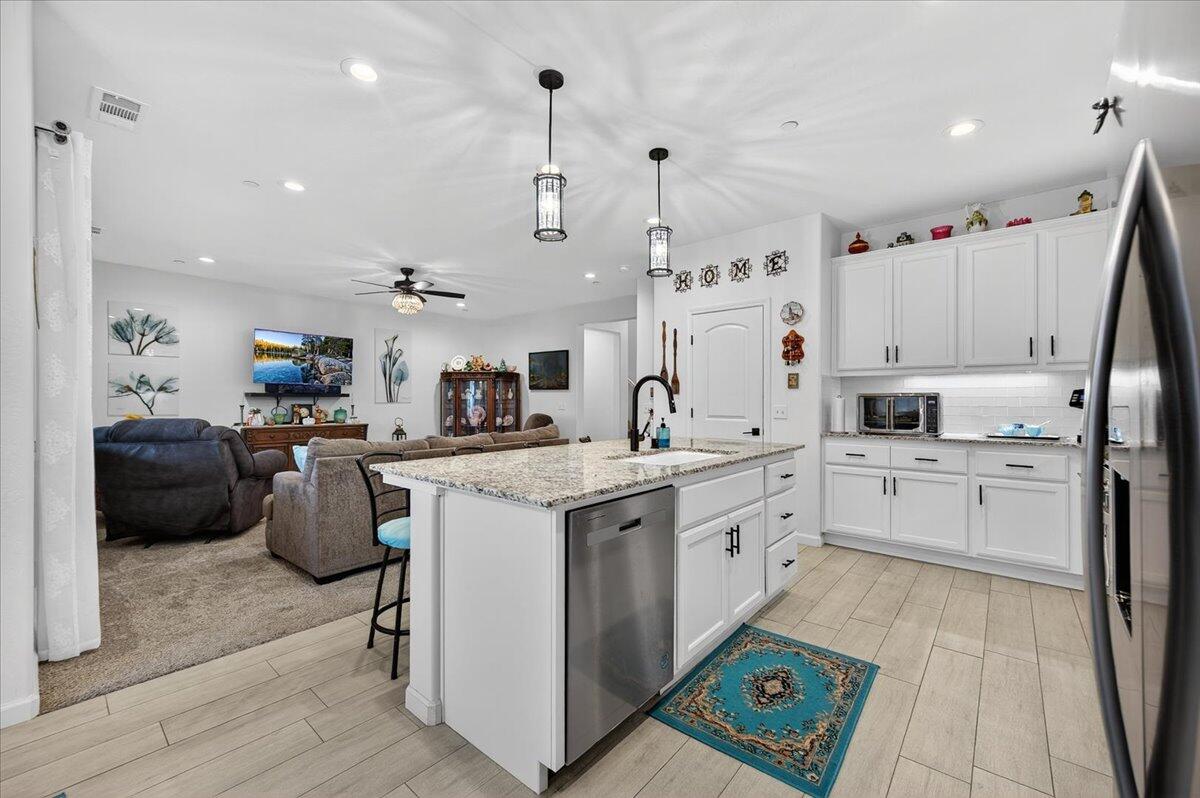 2241 E Monte Verde Ct, Visalia, CA 93292