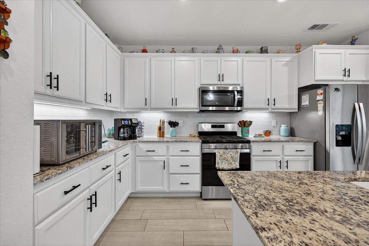 2241 E Monte Verde Ct, Visalia, CA 93292